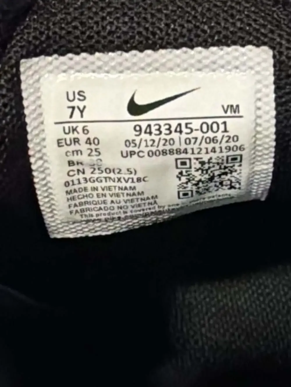 7y Nike Air Max 270 Black and White Sneakers